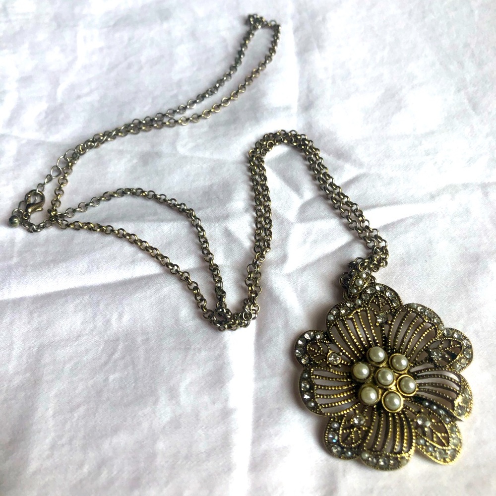 Elegant Vintage Floral Pendant Necklace - Picture 2 of 3